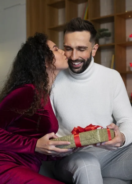 medium-shot-couple-celebrating-birthday